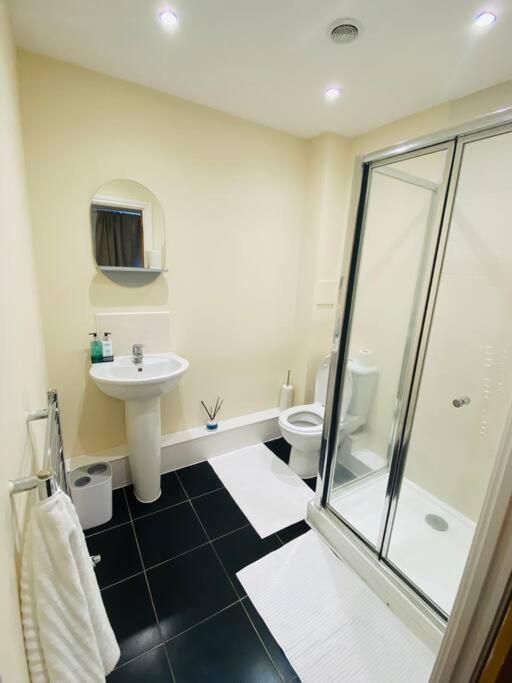 Beautiful And Modern 2 Bedroom Flat In Colindale Edgware Eksteriør bilde